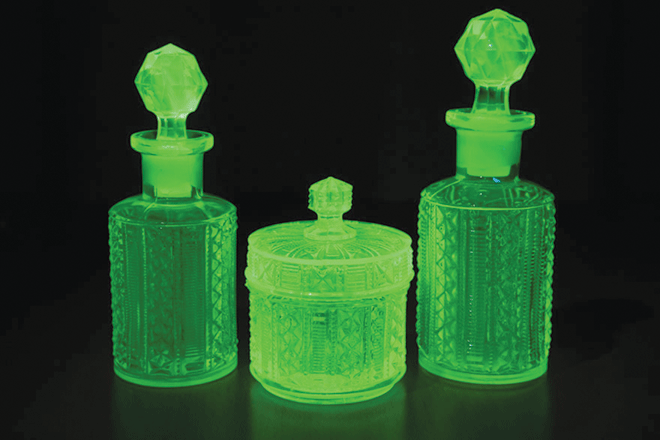 Evaluating antiques using UV light